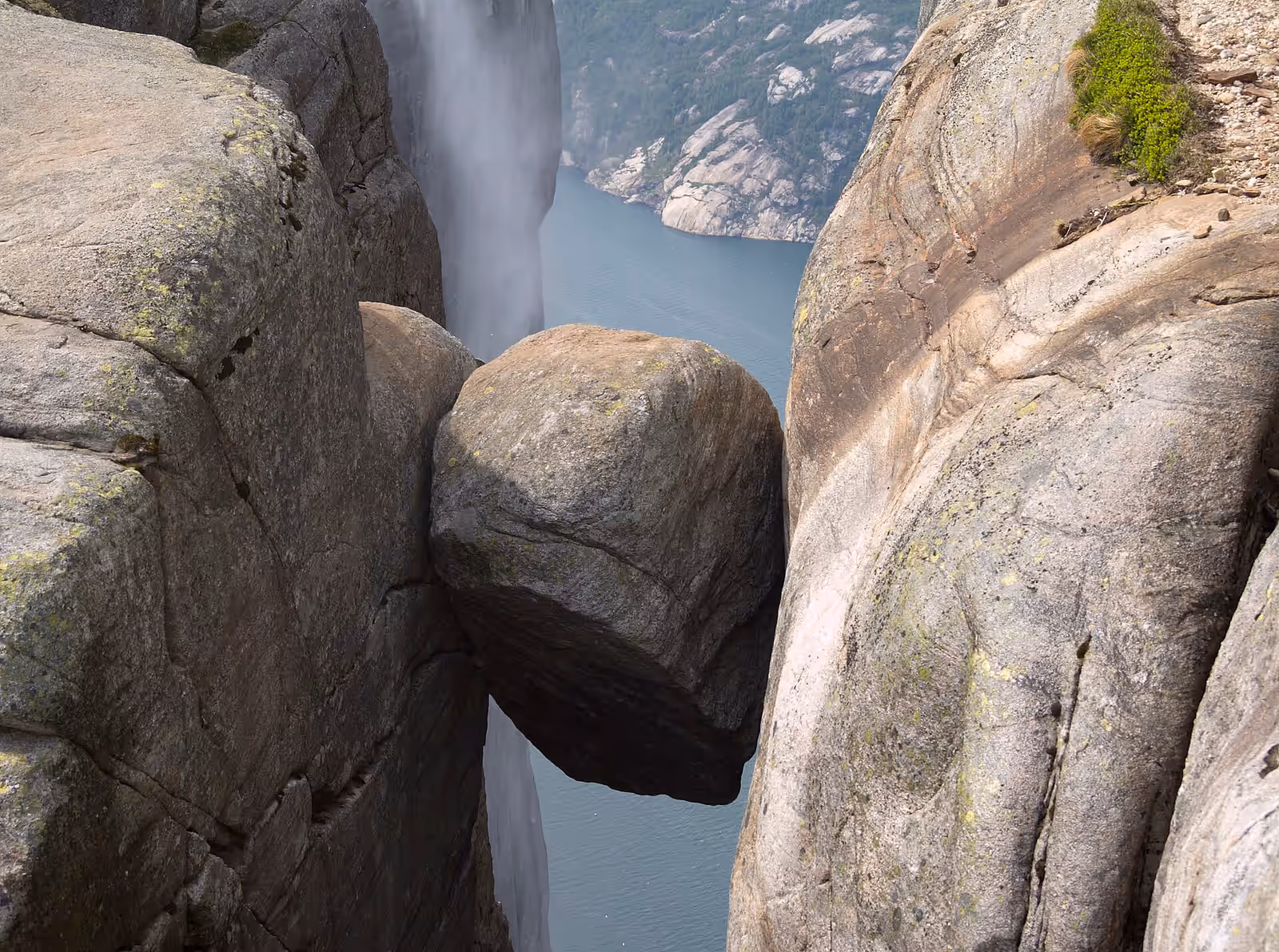 Highlining in Kjerag