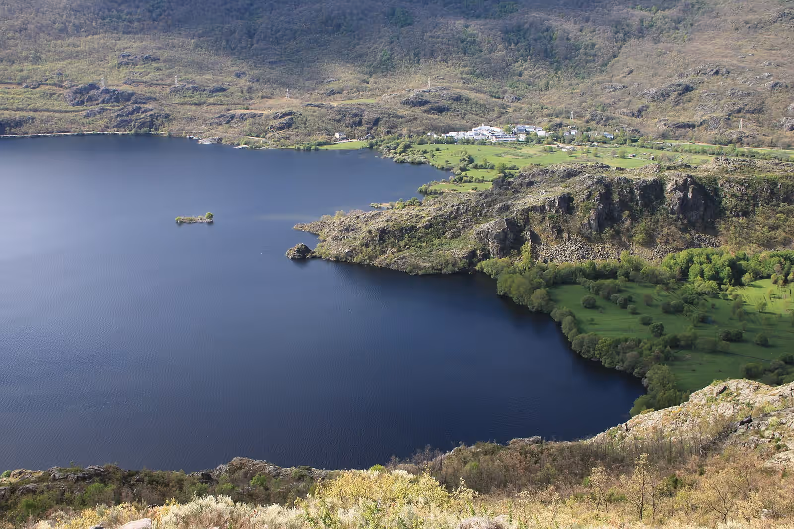 Kayaking in Lago de Sanabria