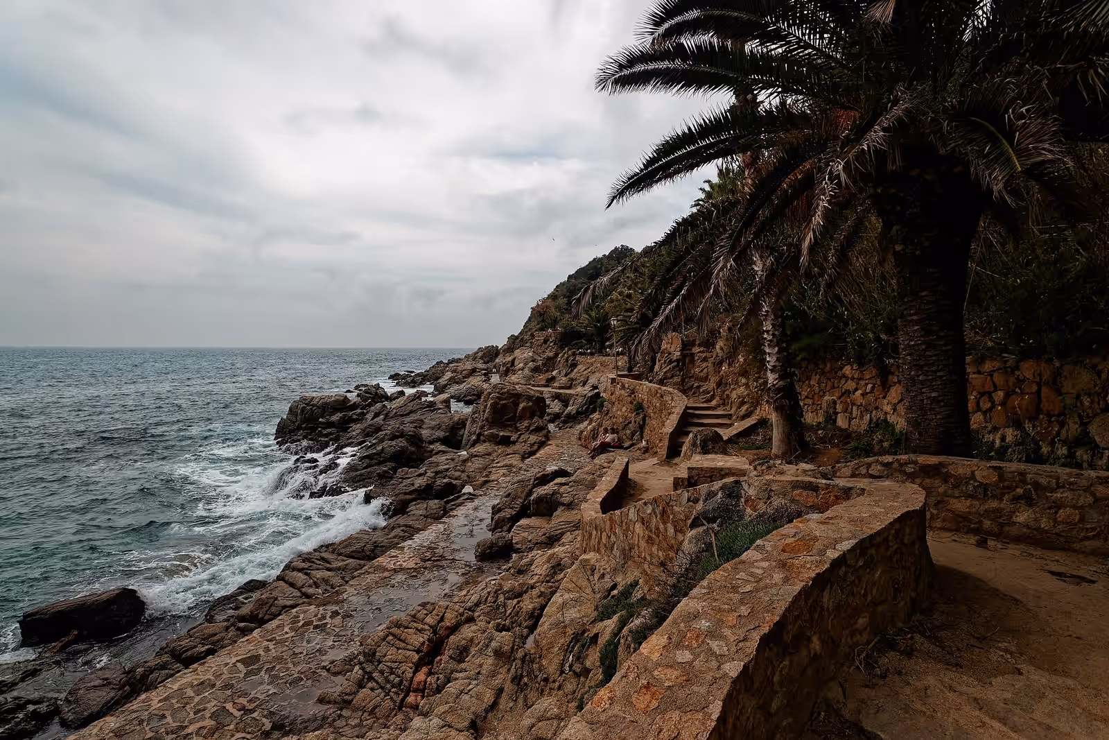 Walking in the Camí de Ronda